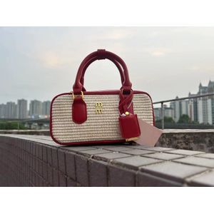 �ݾ����^������ͬ����С��������ײɫ��ʿ�D������μ�б��Ů��