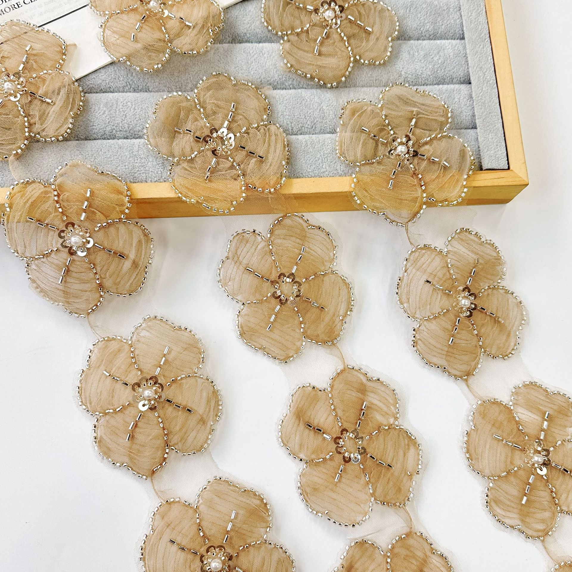 Tejido de malla bordado flor pegado nuevo tocado DIY accesorios de ropa infantil lujoso vestido de novia camisa decoración