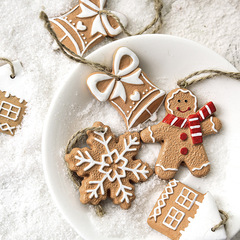 クロスボーダー新しいクリスマス樹脂ジンジャーブレッドマンペンダントクリスマススノーフレークベルペンダントdiyクリスマスツリー装飾