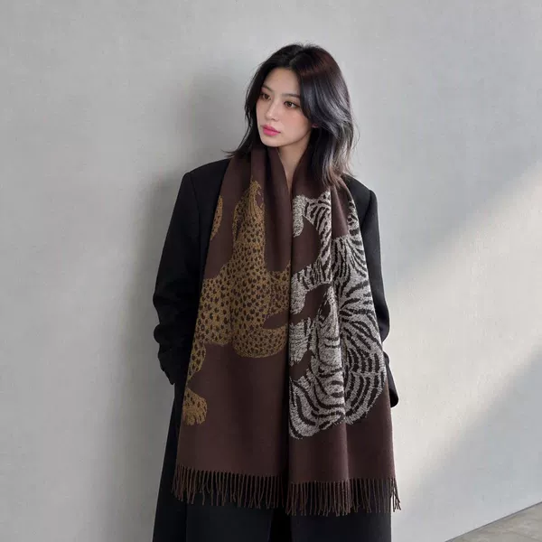 Vintage Leopard Print Shawl for Women, Old Money Style, Light Luxury Fashion, Elegant Scarf with a High-End Feel, Leopard Pattern, Soft and Thick, New Model