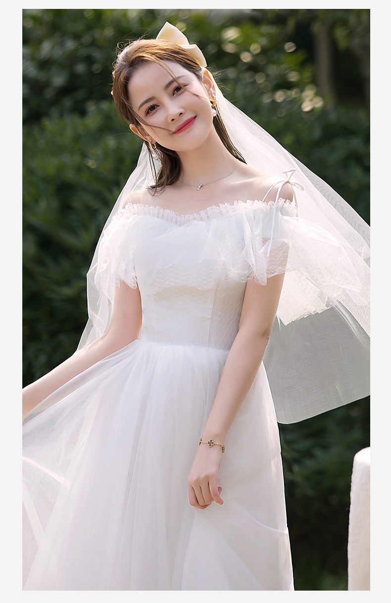 Witte off-shoulder trouwjurk voor een bosbruiloft_voghion.com