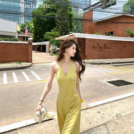 法式夏季多巴胺黄色格纹V领挂脖吊带连衣裙女海边度假绝美长裙子