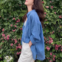 青い綿麻のシャツの女性の夏の薄いタイプの小さいサイズのゆったりしたシャツの外はカーディガンの中の長いコートの上着を掛けます。