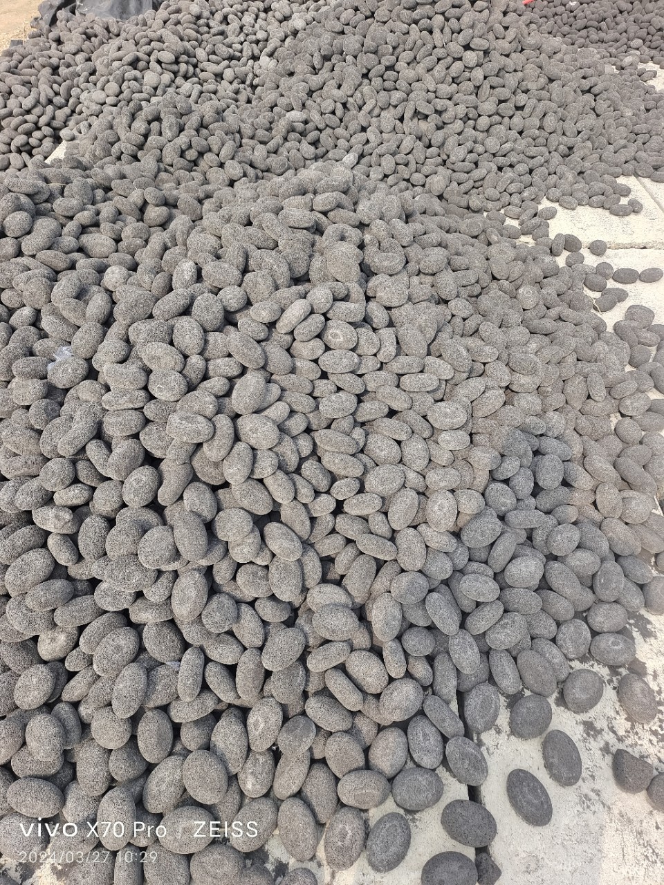 Piedra de molienda de piedra volcánica Piedra de molienda ovalada para eliminar la piel muerta y los callos, el raspador de pies poroso se puede usar con una película plástica de cuerda