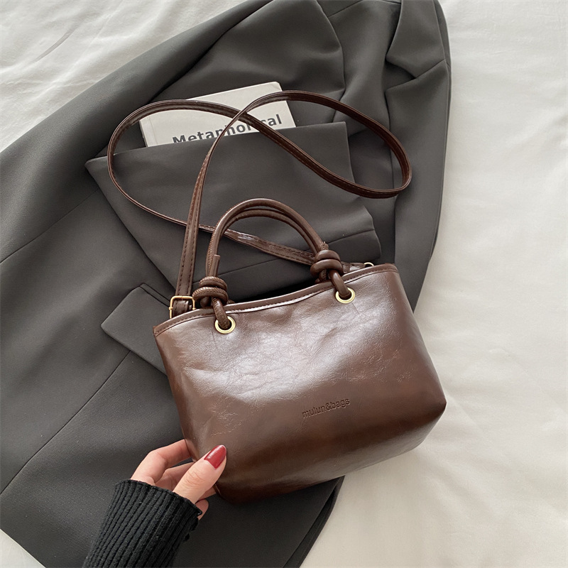 Este año, bolsos populares populares de invierno para mujeres, versátiles, 2024 nueva moda, bolsos portátiles, bolsos de cubo