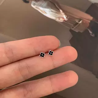 赛伊娜精致小巧S925纯银黑色花朵耳钉女简约设计感百搭骨钉耳饰品