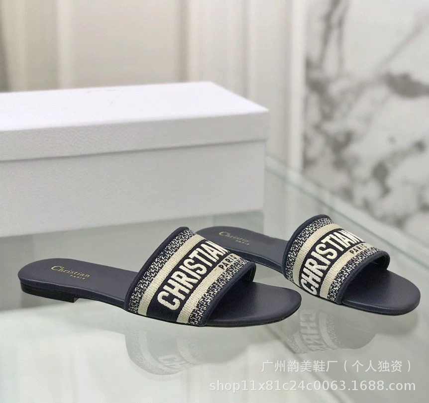 2025 verano D casa pantuflas bordadas mujeres que usan ropa exterior celebridad de Internet playa piel de oveja con zapatillas de diamantes de imitación de tacón medio mujeres