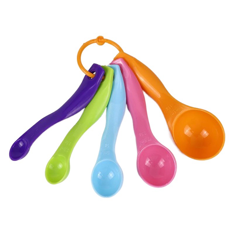 Herramientas de cocina para hornear cuchara de medición de color conjunto de cinco piezas con escala cuchara de leche en polvo de plástico cuchara de medición juego de juguetes para niños