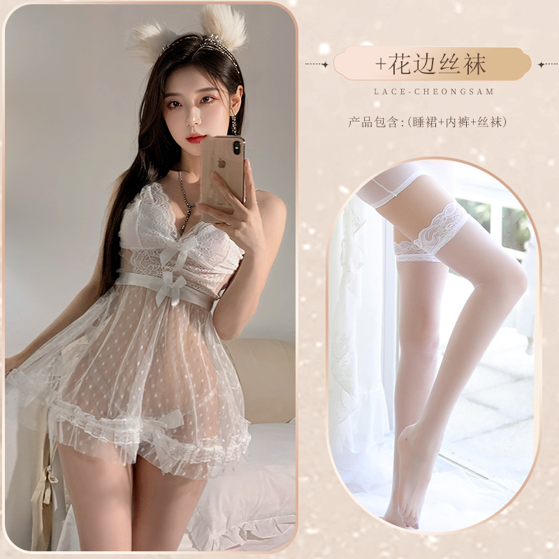 흰색 잠옷 + 레이스 스타킹