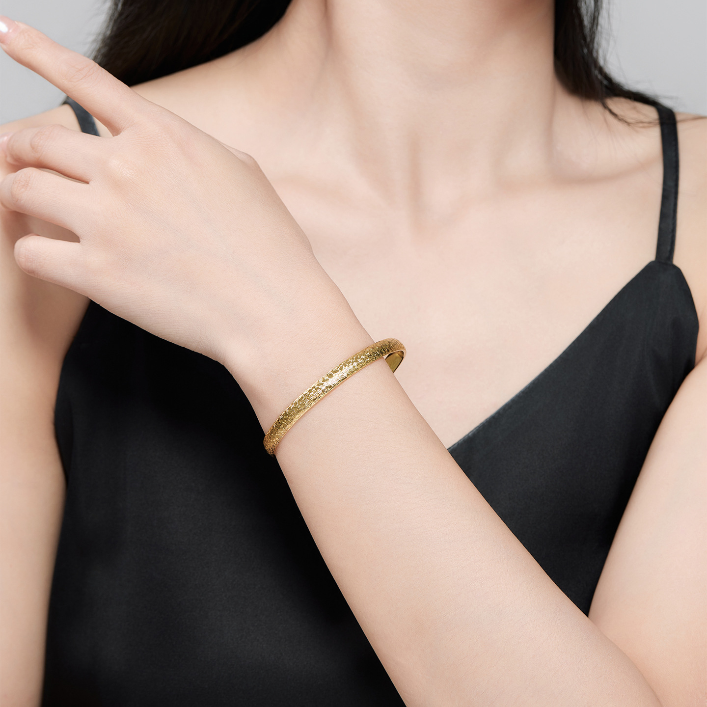Pulsera Martillada de Nubes Auspiciosas de Aleación Bañado en Oro de 24K
