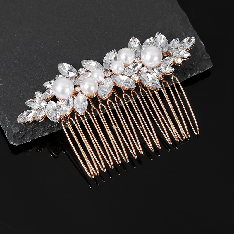 Peigne orné de cristaux, perles dorées et strass, bijou de coiffure de mariée, style transfrontalier européen et américain. Ornement en cristal, perle dorée, peigne à strass. Cheveux de mariée_voghion.com