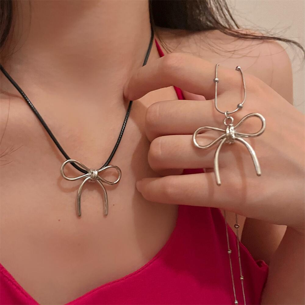 Japanese And Korean Sweet Cool Simple Pu Rope Line Bow Necklace Clavicle Chain Personalized Niche Design Necklace Sweater Chain For Women display picture 3