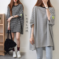 大版の中長の大きいtシャツの女性の半袖の夏の学生の新型のドーパミンはゆったりしていてやせている大きいサイズの婦人服の上着が見えます。