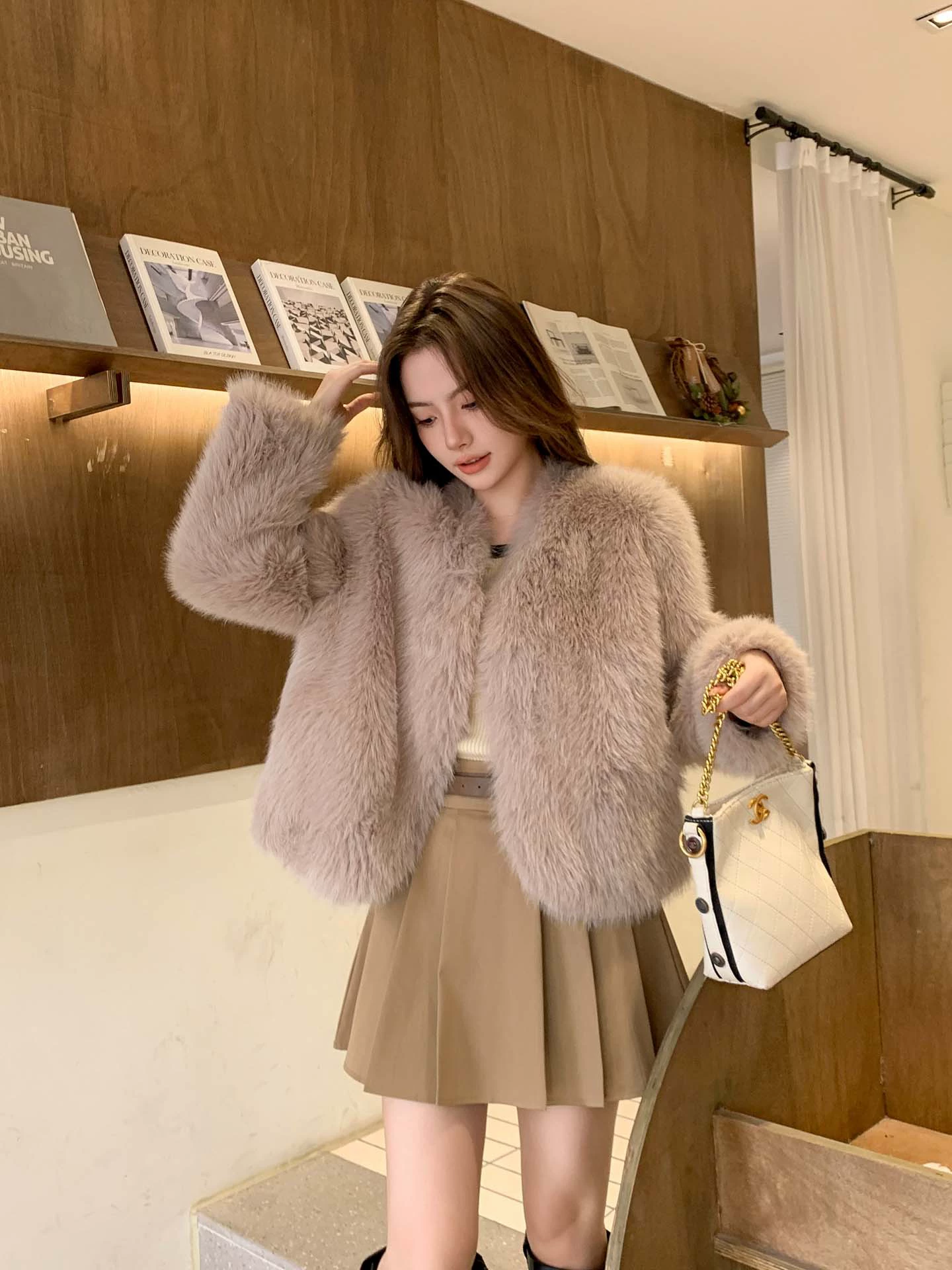 Кожаный пуховик из искусственного лисьего fur (Xu Yiyi) короткая женская куртка, мягкий плюш, зима 2024