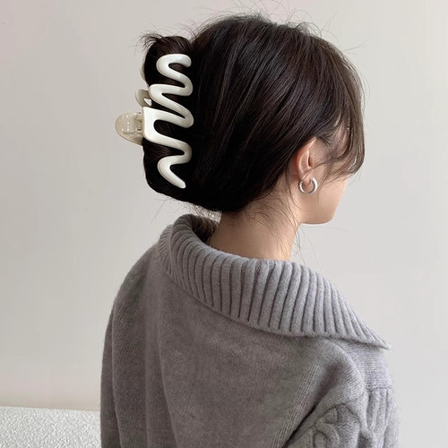 Extra-large wave claw clip for women's nape, braided hair shark clip with abundant hair volume, multiple hair clips with a high-end hair accessory.