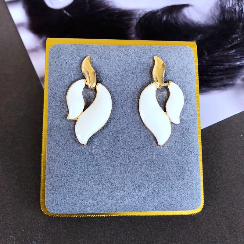 Nihaojewelry Simple Pearl Drip Glaze Heart Gemstone Earrings Wholesale Jewelry display picture 11