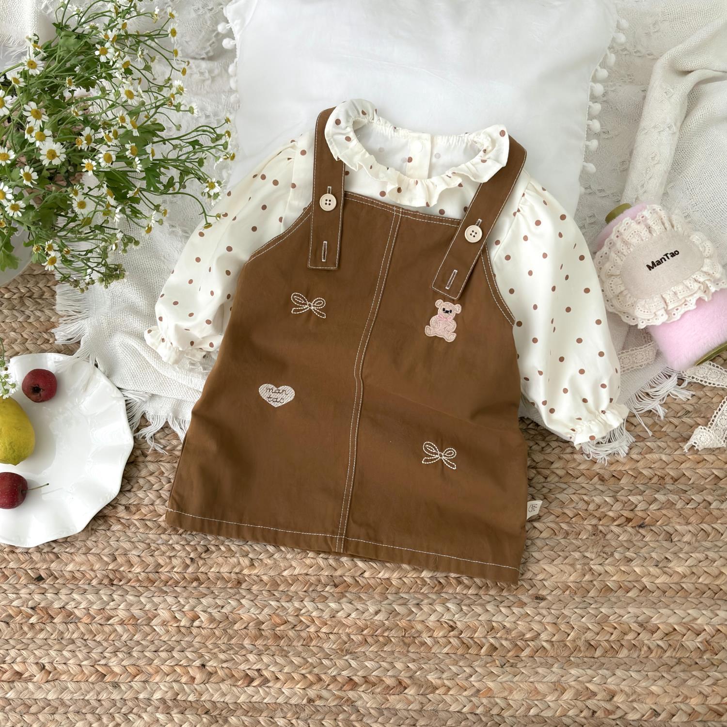 2025 nuevo producto primavera versión coreana del oso bordado amor dibujos animados bebé super lindo bebé vestido de salida traje de correa