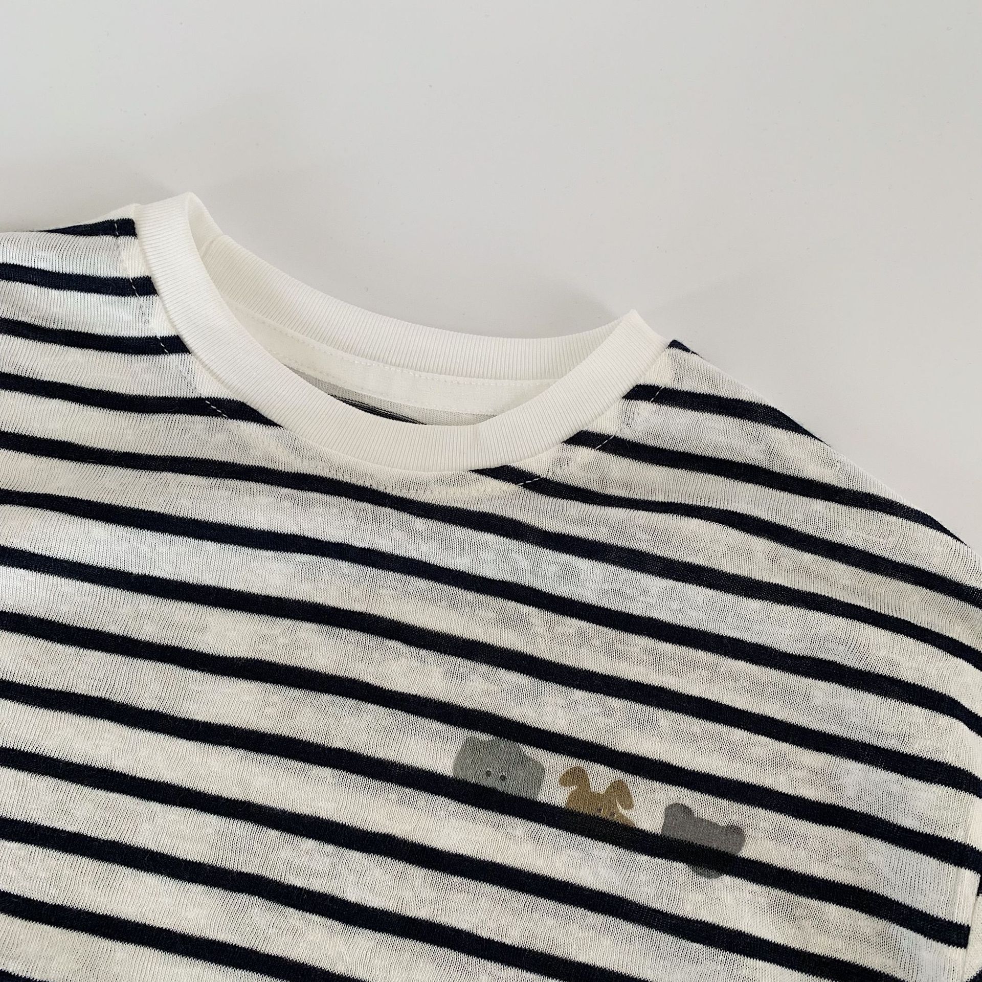 Camiseta infantil Mai Bao2025 otoño lindo niño collar nuevo producto de ropa de niños a rayas de manga larga chaqueta universal