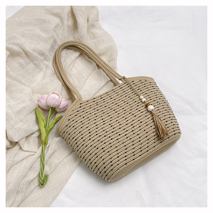 A trendy and stylish underarm bag for summer, a simple single-shoulder bag for women, and a fashionable, casual, and high-quality bag undefined