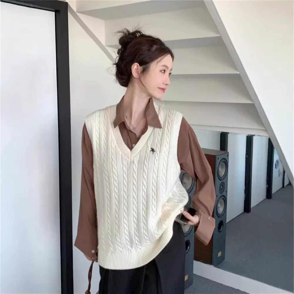 灰色V领刺绣针织马甲女春秋外搭小个子百搭宽松叠穿麻花毛衣背心