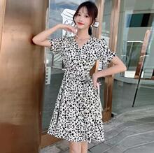 2024哺乳V领碎花连衣裙夏季显瘦气质小众设计感收腰初恋裙子