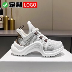 2025新型のお父さんの靴の百合スターの同じタイプの弓形の厚い底のinsのファッションのひもは高くなってレジャーの運動靴の女性を持ちます。