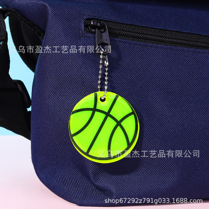Colgante de baloncesto verde noche mochila reflectante decoración segura montar llavero de luz nocturna