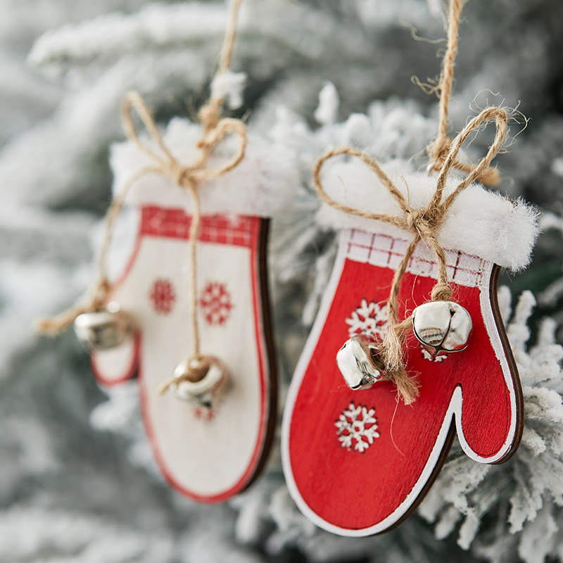 木を探してクリスマスの木製のブーツの手袋を掛けます。|undefined
