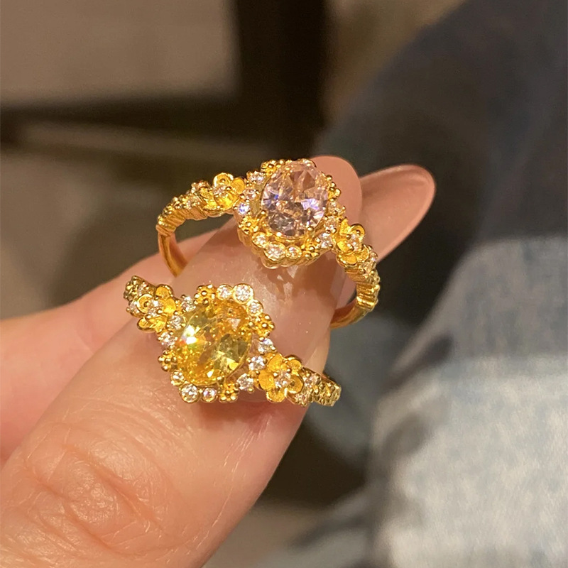 Pequeño libro rojo estilo explosivo anillo de diamantes flash de la Edad Media, lujo ligero, sentido de alta gama, personalidad de moda exquisita, anillo de todo fósforo, cabello de una pieza