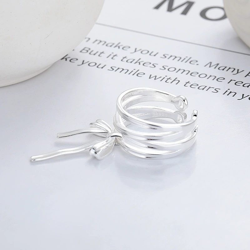 潮晟 Creative ring with bow, silver 925 sample, Korean style, on index finger