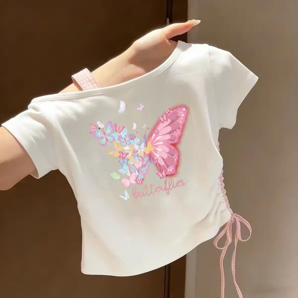 Drawstring off-shoulder short-sleeved T-shirt for girls, summer style, white, irregular off-shoulder top for toddlers and older children.