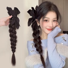 蝶結びのかつらを挟んでお下げをします。
