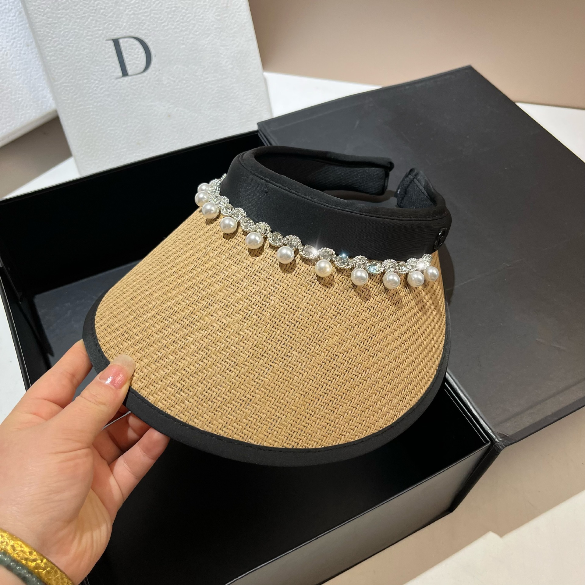 Korean version of Xiaoxiangfeng light luxury pearl rhinestone hollow top for women's summer outdoor travel, lightweight_voghion.com