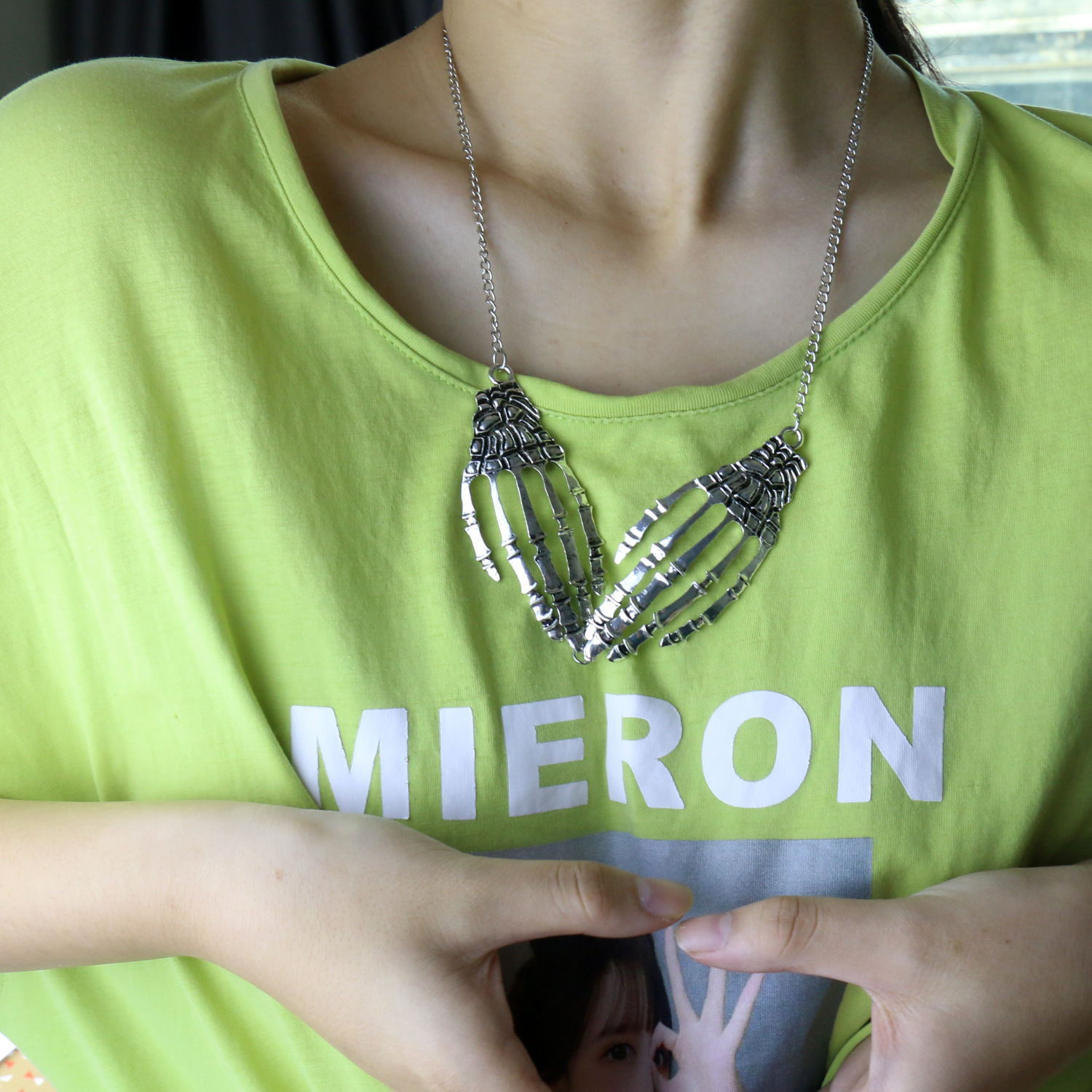 Collier halloween main squelette style gothique punk metal_voghion.com
