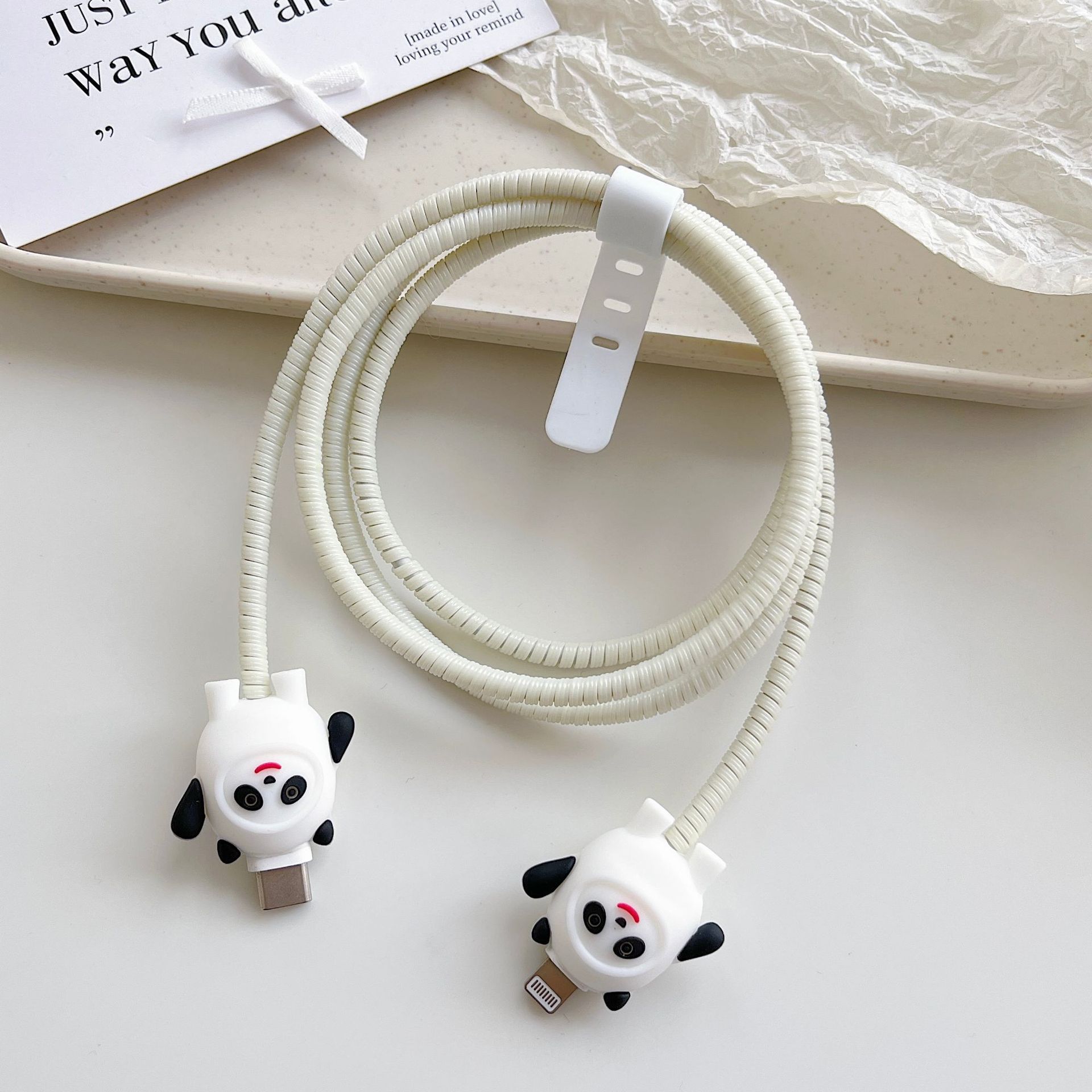 Amazon cartoon cable de datos cubierta adecuada para Apple Android cable de datos de carga rápida cuatro piezas en stock al por mayor