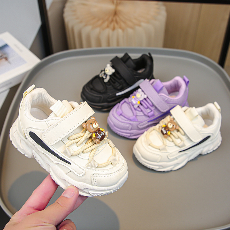Zapatos de papá de las niñas 2023 otoño nuevo bebé Niño Zapatos de lana forrada cuero niño oso zapatilla de deporte al por mayor moda