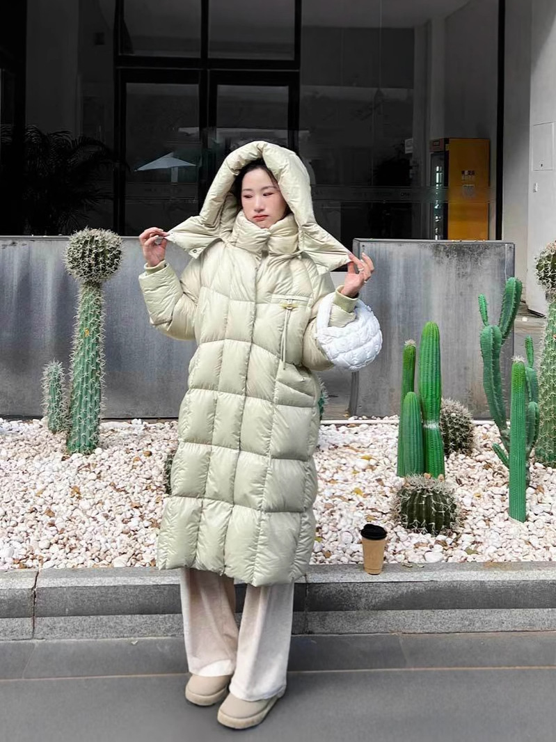 高級感超軽量シュークリーム雲ダウンジャケット女性の中長型2024冬の新型90白鴨パイルの厚いコート