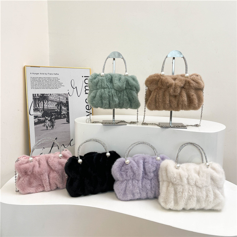 Bolso de mano peludo para mujeres ins versátil nuevo nicho de moda bolso de mochila bolso de nube bolso de cadena pliegue bolso de moda