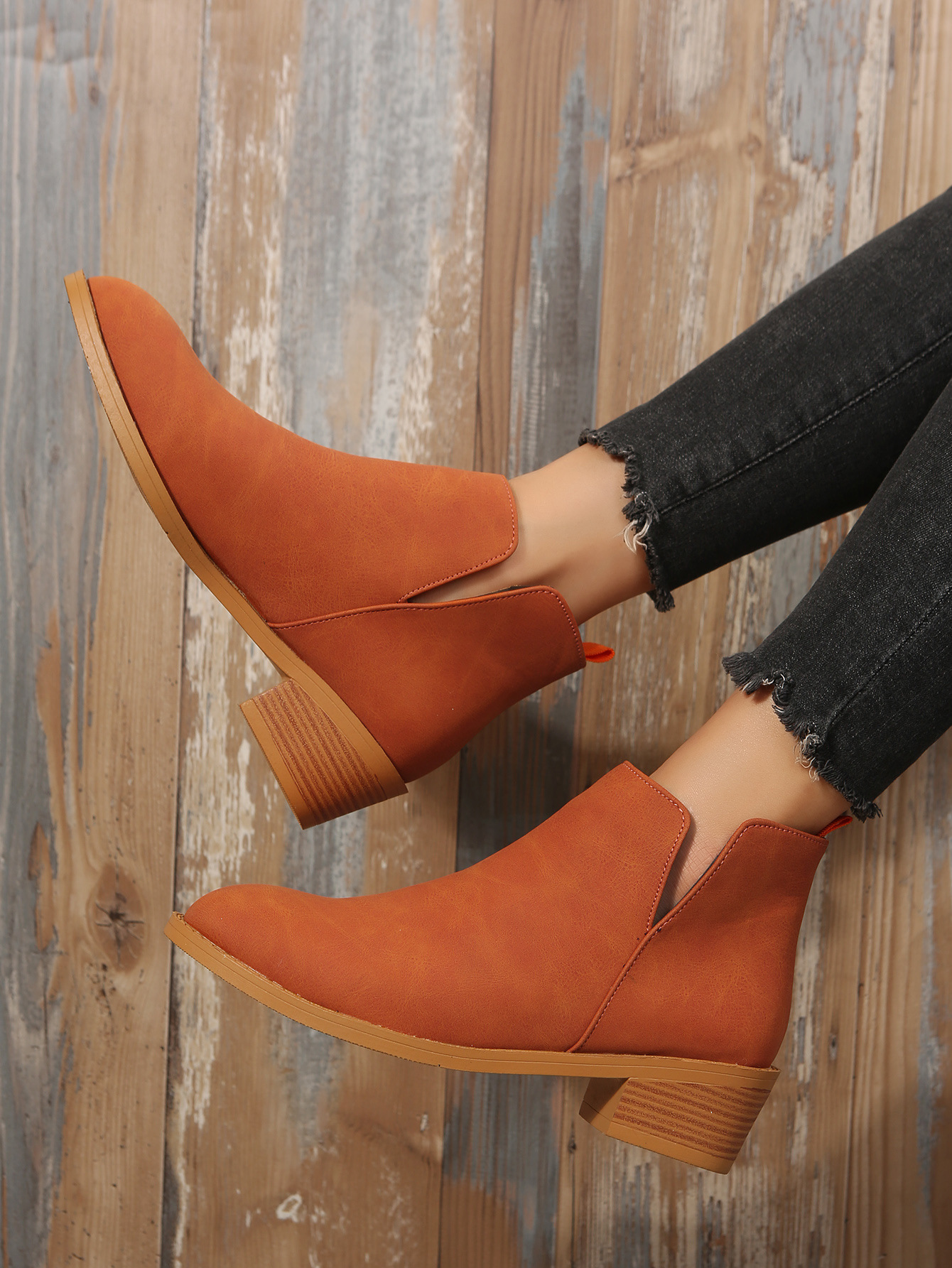 Große Damenstiefeletten aus Wildleder mit klobigem Absatz_voghion.com