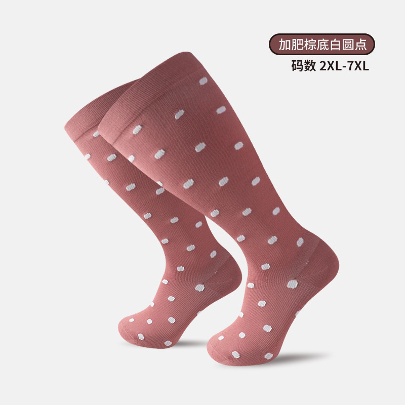 두꺼운 갈색 배경에 흰색 점