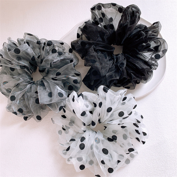 Elegante organza scrunchie met stippen voor haarstyling_voghion.com