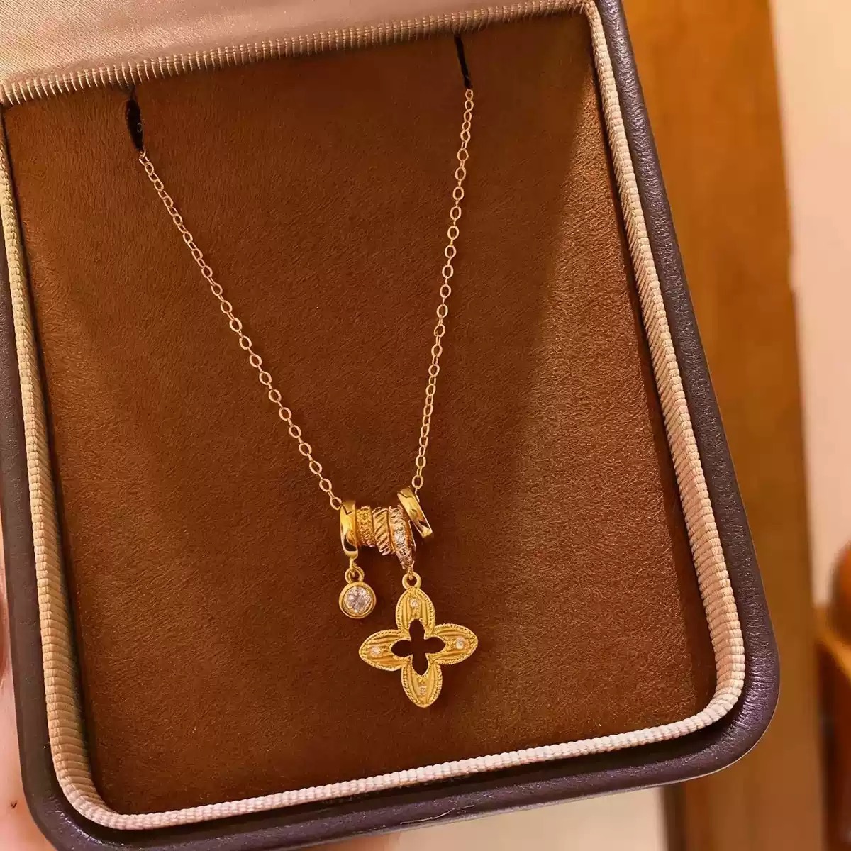 Hollow Three-Dimensional Four-Leaf Clover Necklace for Women, Light Luxury, High-End, Niche, Exquisite, Versatile Flower Zircon Pendant Clavicle Chain