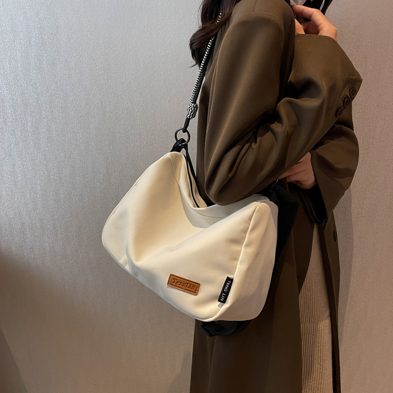 Large-capacity crossbody canvas bag for women 2023 new style, versatile and casual single-shoulder pillow bag for commuting to school on Instagram undefined