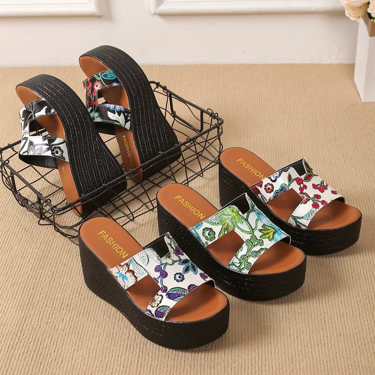 Шоссе женский летний новый толстый склон каблан удобный большой размер принт женские холодные тапочки