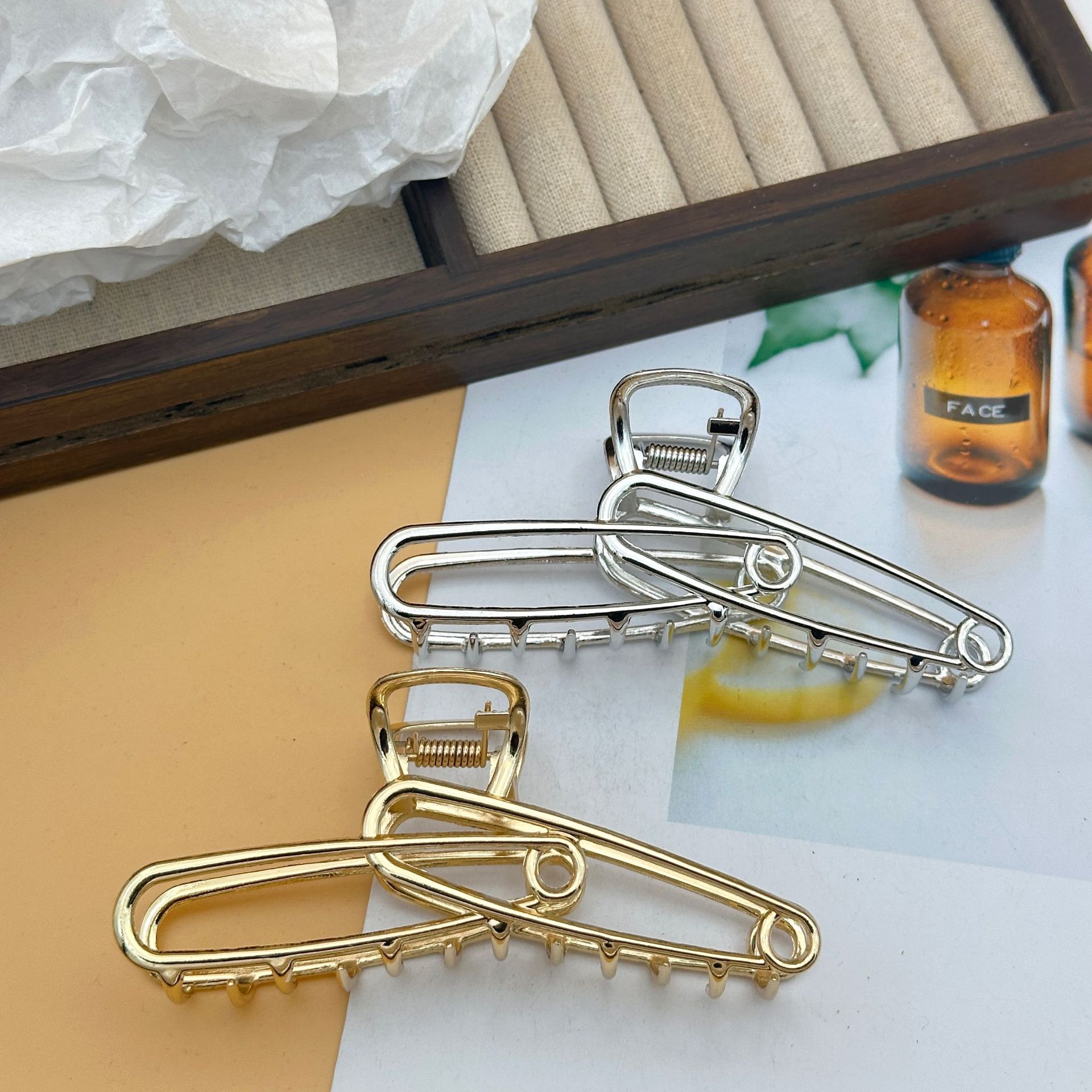 33g Weight Hair Claws Hair Accessories Type 1 Piece Quantity Holiday, Daily Occasion Zinc alloy Material Solid Color Pattern All Seasons Season Women's Gender Plating Design Vacation, Classic Style Style Vacation Classic Style Women's Solid Color Zinc Alloy Plating Hair Claws 5