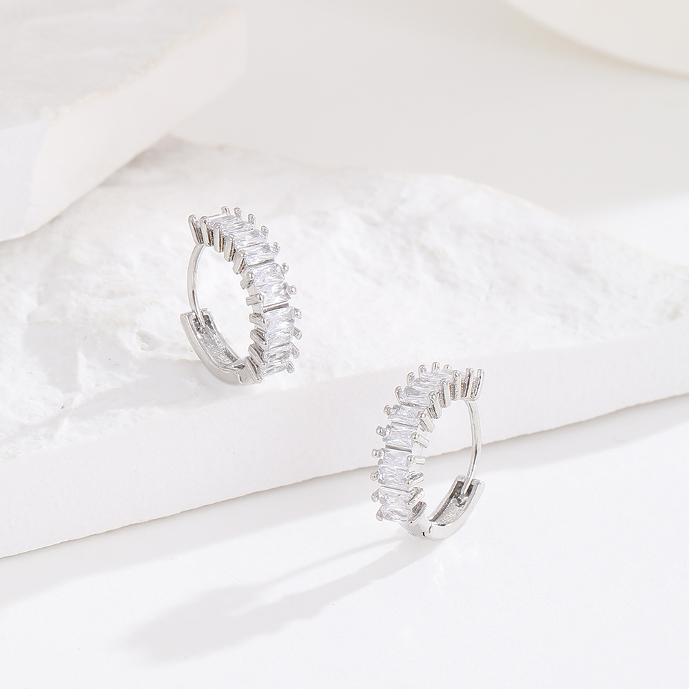 Silver pointed spike labret stud material detail