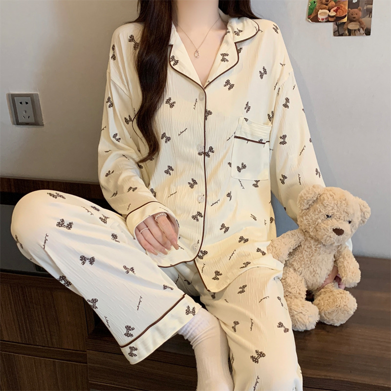 蝶結びのさくらんぼのプリントの女性のパジャマの春と秋の新型のカーディガンの長袖のズボンの部屋の服のスーツは実際に卸売りをたたきます。|undefined