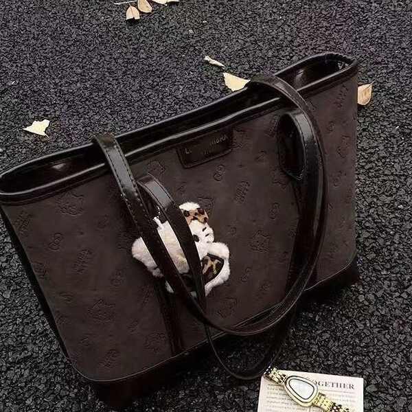 High-End Retro Embossed Bag 2025 New Large-Capacity Commuter Shoulder Bag Fashionable Women's Handheld Tote Bag High-End Retro Embossed Bag 2025 New Large-Capacity Commuter Shoulder Bag Fashionable Women's Handheld Tote Bag