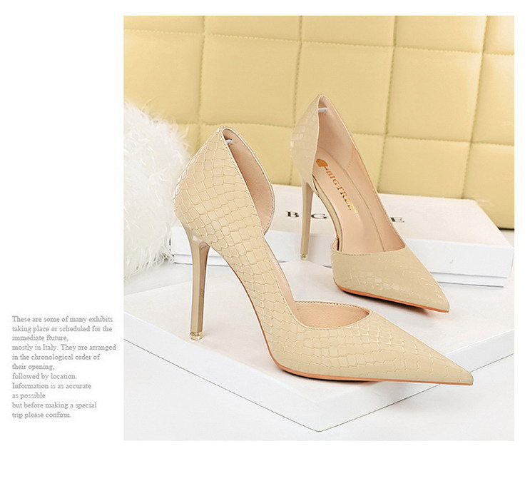Slim slim heels with high heels and shallow side hollowed-out heels retro serpentine single shoes_voghion.com