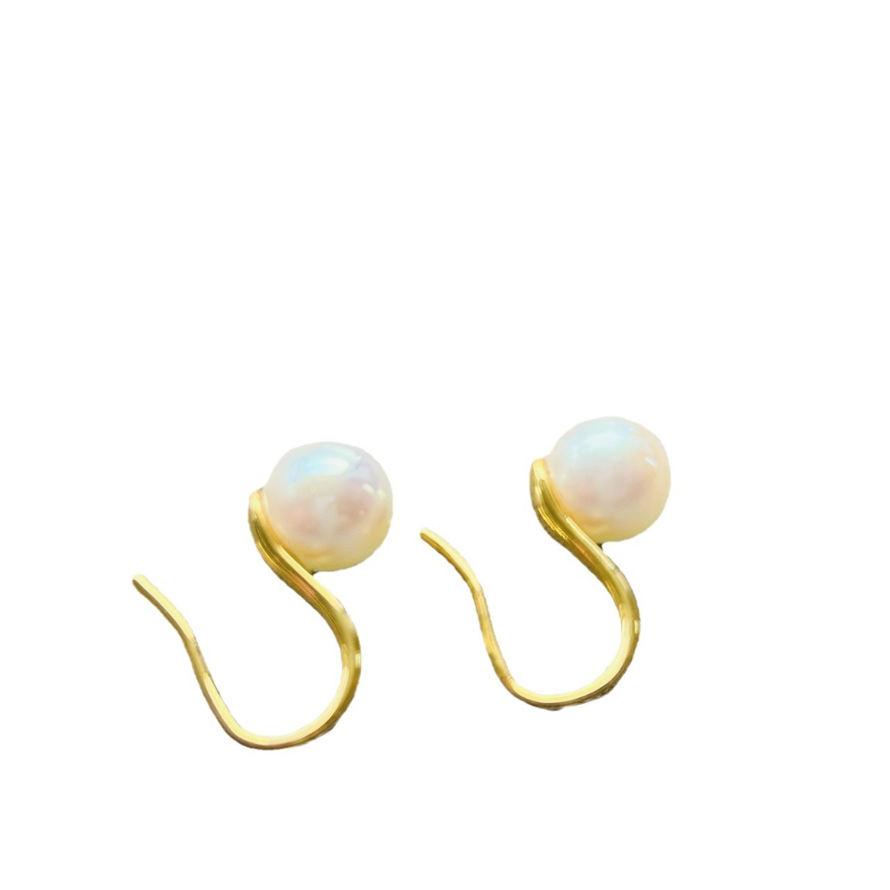Ms. Wang's pearl earrings and high heels are simple in style, high-end and niche in design. Pearl earrings and ear hooks._voghion.com